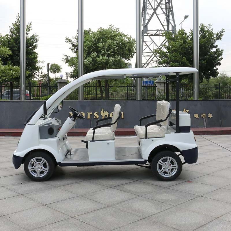 Electric sightseeing vehicle seating four to six under a hard roof