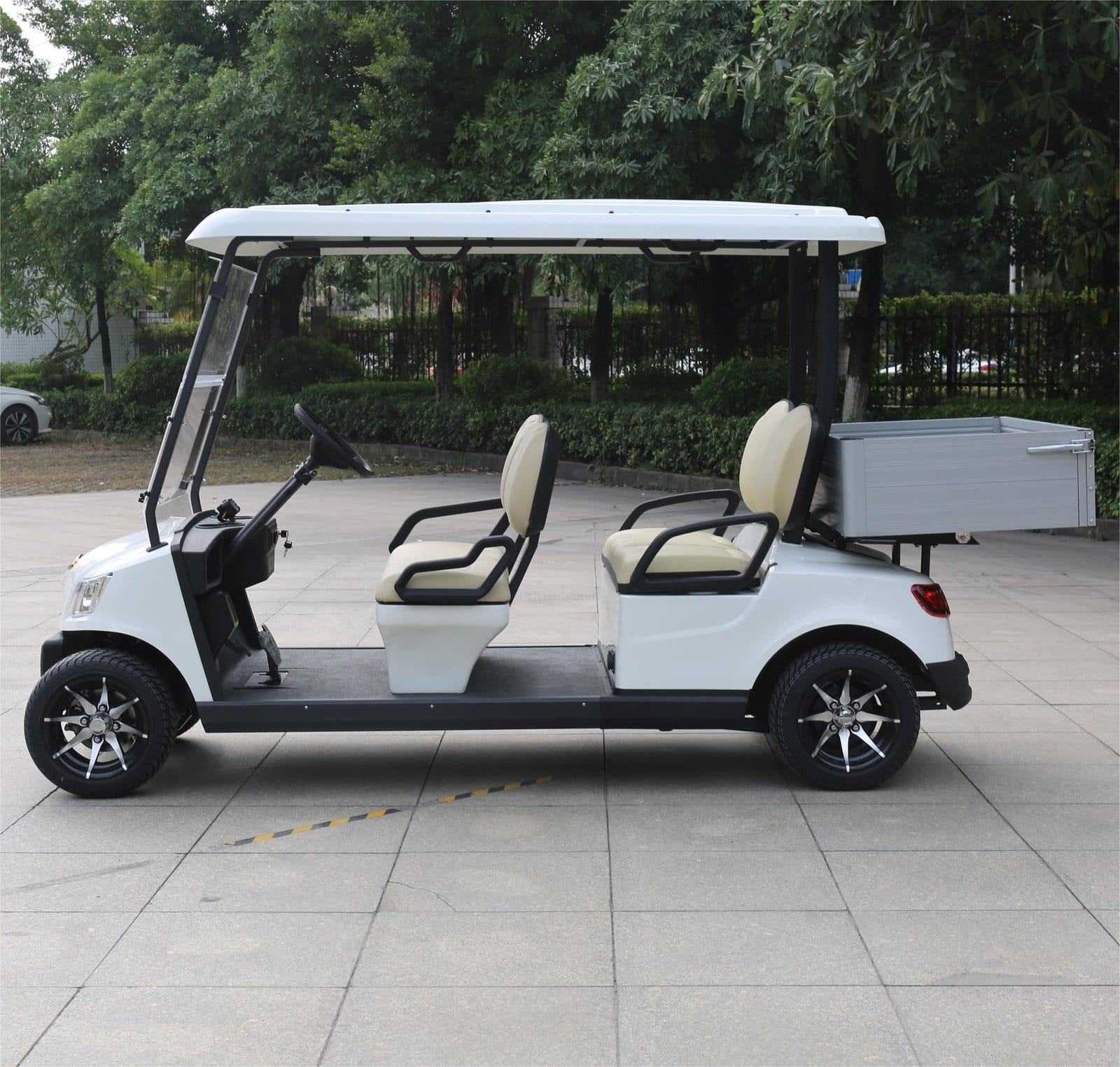 4 seater electric golf buggy with a cargo box rated to 100 kg