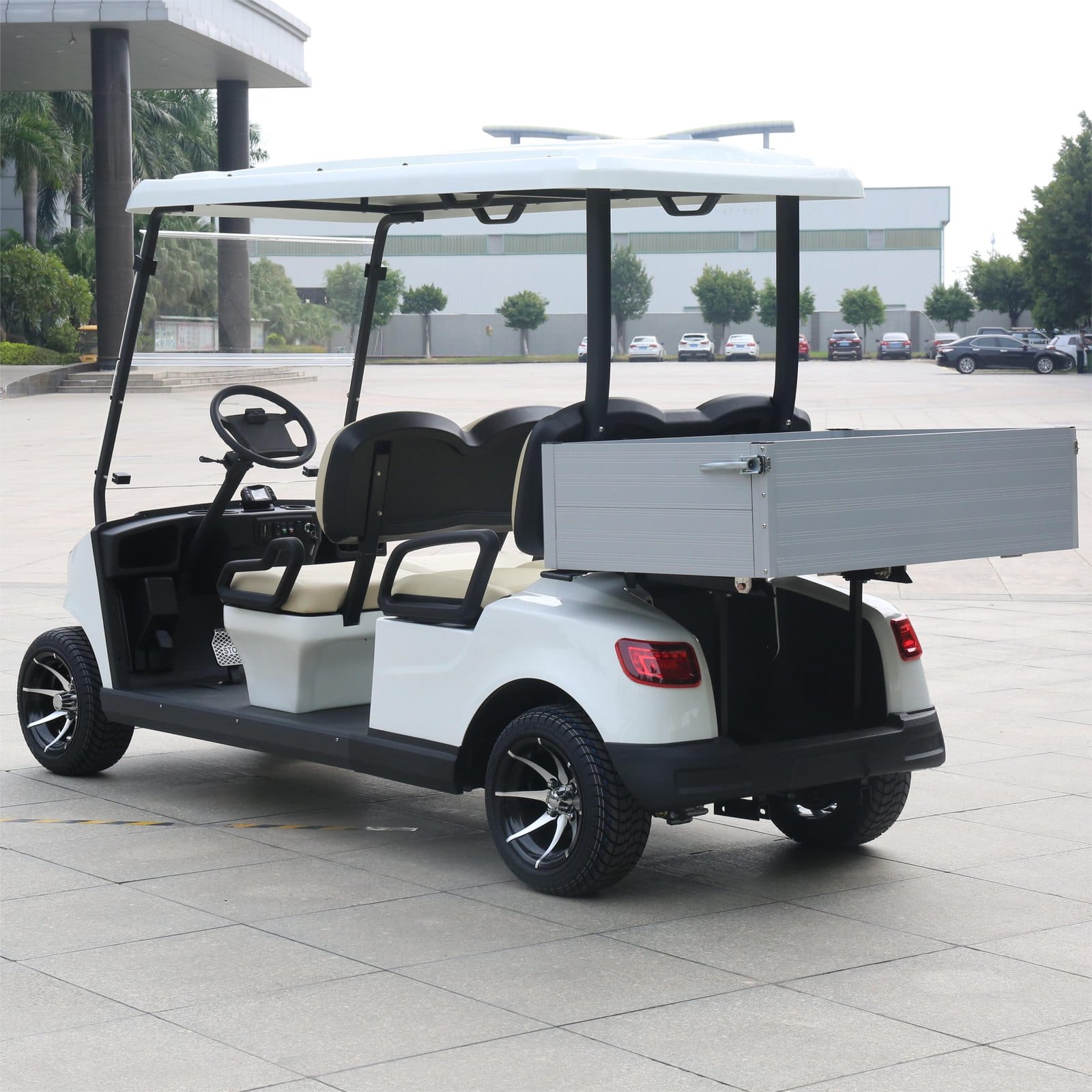 4 seater electric golf buggy with a cargo box rated to 100 kg
