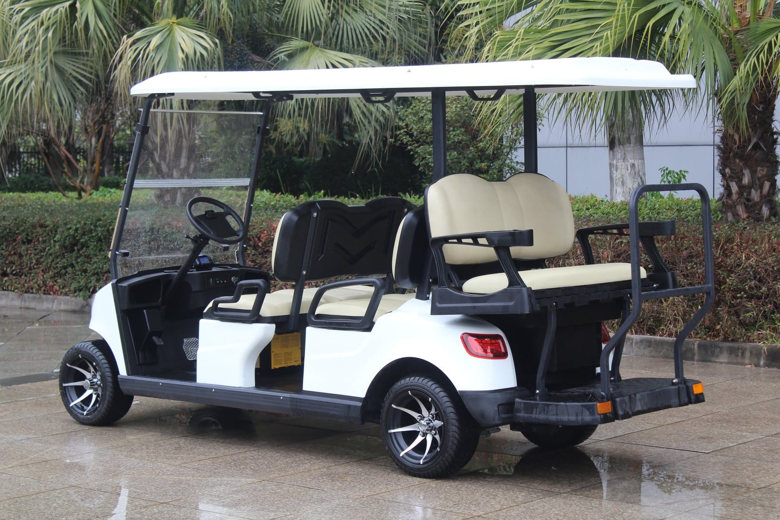 6 seater electric golf buggy with a rear flip seat