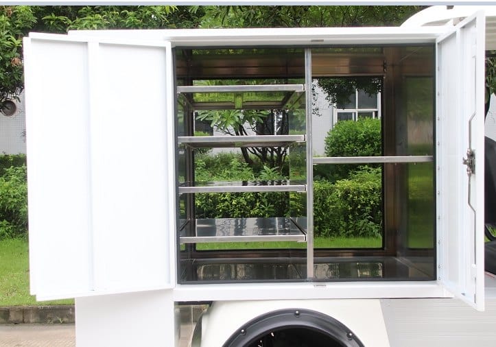 Electric utility vehicle with a housekeeping cabinet body