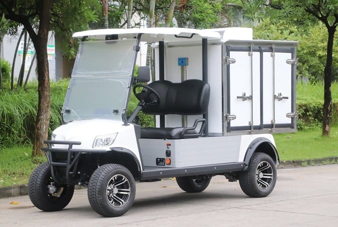 Electric utility vehicle with a refrigerated box body